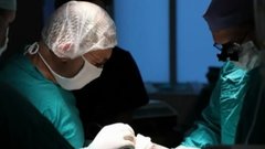 Врачи Урала избавили пациентку от огромной кисты объемом почти 2 литра