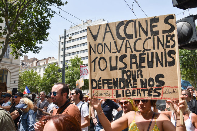 Франция протест вакцина вакцинация 