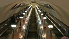 Работа заменила пассажирам московского метро электронные книги