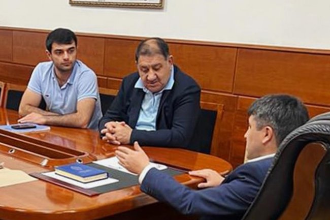 Муртузали Муртузалиев (в центре)