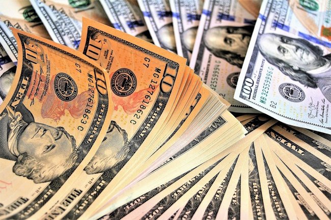 Экономист назвал рубль более надёжным, чем доллар