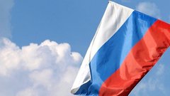 Госдума приняла закон об обязанности вывешивать российский флаг в вузах и детсадах