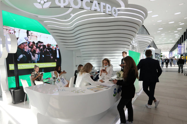 Санкт-Петербург. Стенд компании &quot;Фосагро&quot; на XXIV Петербургском международном экономическом форуме на территории конгрессно-выставочного центра &quot;Экспофорум&quot;. Виктория Виатрис/фотохост-агентство ТАСС