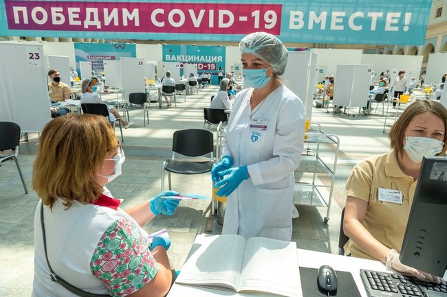 Отодвигать сроки вакцинации или останавливать бизнес: мэрию Москвы ждет непростой выбор