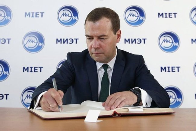 Медведев потребовал решить проблему диспропорции зарплат