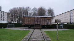 Вандалы осквернили концлагерь Дранси свастиками