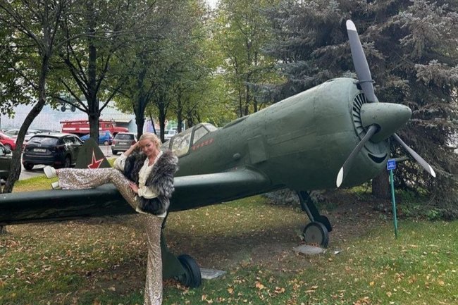 «Кошёлки из трущоб»: Волочкова ответила недовольным фотографией с истребителем Ла-5