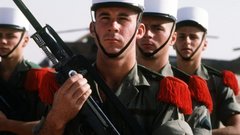 Генерал Мандон призвал французов смириться с потерей детей в будущей войне с Россией