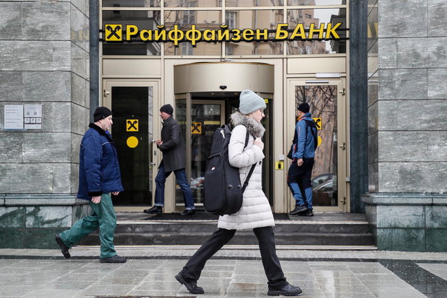 Акции Raiffeisen упали на 8% после обвинений в обходе санкций против России