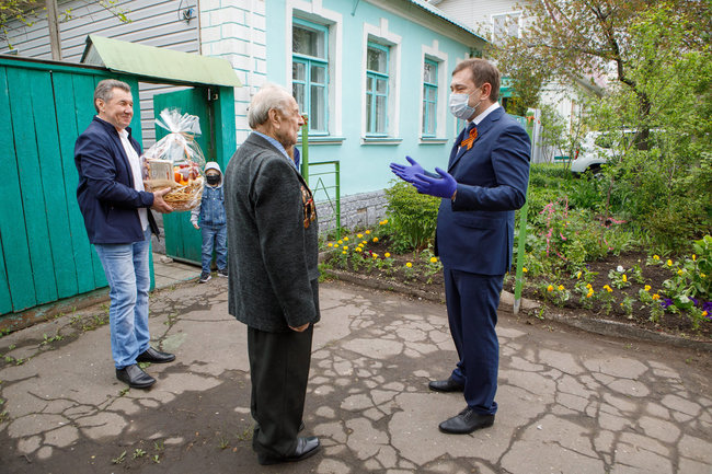 Председатель Воронежской облдумы поздравил с 9 мая фронтовика Федора Мешкова