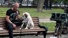 Заходите, послушайте! Дуэт человека с собакой покорил сердца москвичей