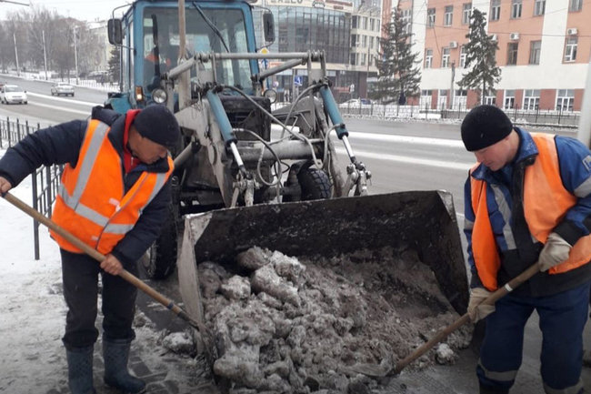 Городские службы Ханты-Мансийска в усиленном режиме работают над уборкой снега