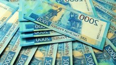 Росстат: средняя зарплата в России уже второй месяц превышает 100 тыс. рублей