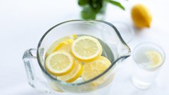 «Доводят себя до рака»: доктор рассказал, как вода с лимоном медленно убивает