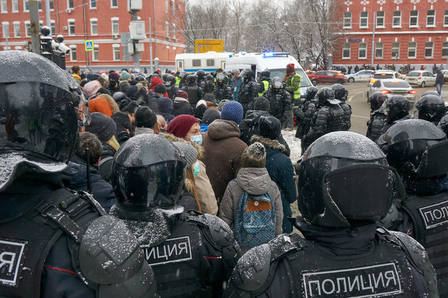 «Люди нищие, люди недовольны, что их бьют»: депутат о протестах в России