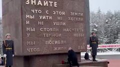 Путин возложил цветы к монументу «Рубежный камень» в Петербурге