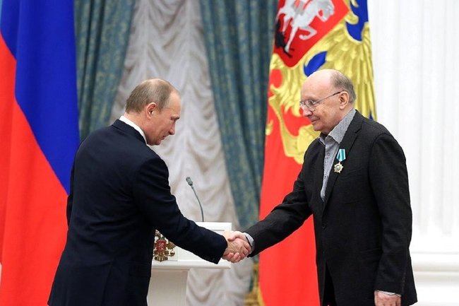 Путин вручает Мягкову награду