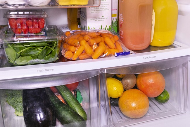 Продукты на полках холодильника. Тематическая иллюстрация.
