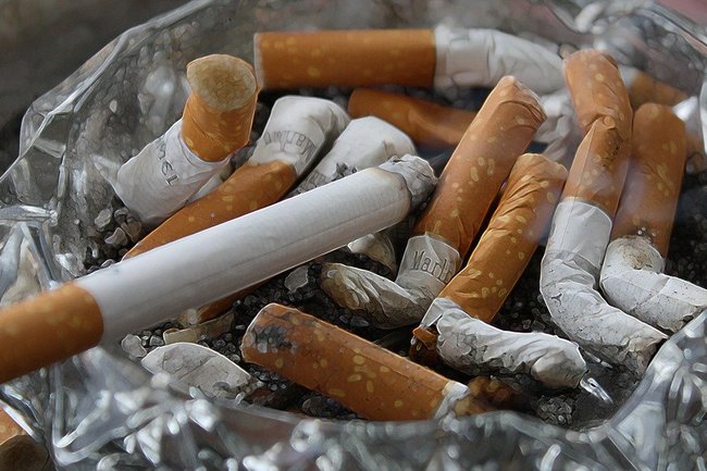 Жителям Тюмени могут запретить курить у подъездов и на остановках