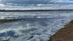 Какие отличия между половодьем и паводком?