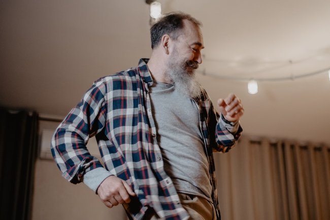 пожилой человек пенсионер пенсия предпенсионер старость возраст мужчина активность хорошее настроение радость танец