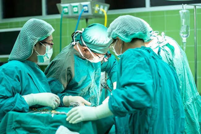 В Югре врачи провели сложнейшую операцию новорождённой девочке