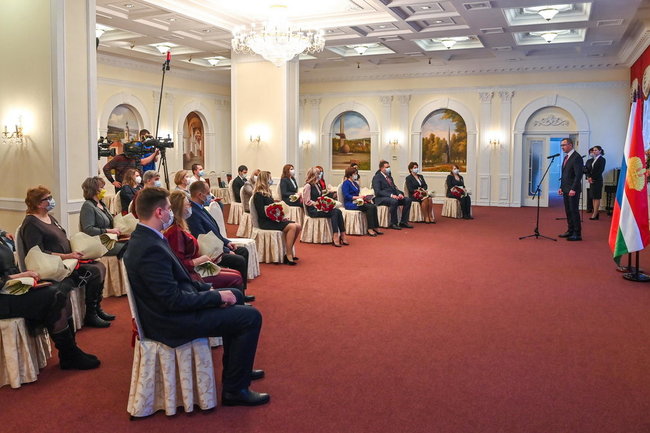 Губернатор Владислав Шапша вручил региональные награды «За медицинскую доблесть»