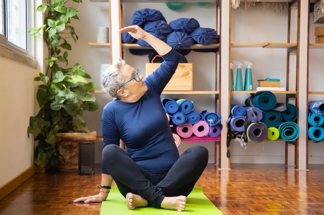 пожилая женщина упражнения спорт йога пилатес коврик 