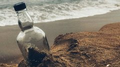 На берегу Балтийского моря россиянин обнаружил бутылку с посланием, датируемым 2000 годом