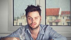 Определены признаки хронического недосыпа, заметные по лицу