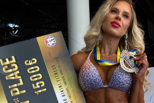 Первое место на конкурсе фитнес-бикини в Швеции заняла нижегородка Анастасия Золотая.