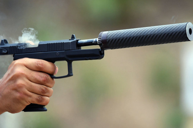 Выстрел из пистолета с глушителем