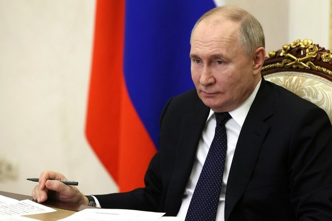 Путин призвал не допустить скачков цен на товары из-за паводков