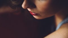 Женщина в 60 лет, выглядящая на 20 лет младше, пожаловалась на преследования мужчин