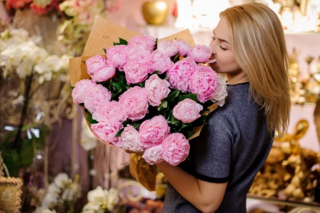 Покупать цветы