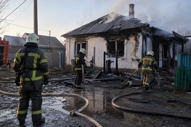 Пожарные у дома. Тематическая иллюстрация, не снимок пожара.