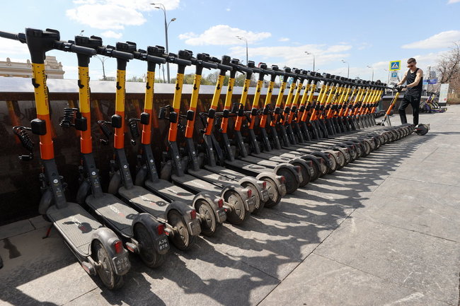 Электросамокаты в Москве
RUSSIA, MOSCOW - APRIL 23, 2023: A man rents a Yandex e-scooter near Gorky Park. Sergei Karpukhin/TASS Россия. Москва. Мужчина во время аренды электросамоката &quot;Яндекса&quot; около парка Горького. Сергей Карпухин/ТАСС