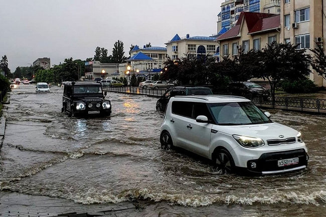 Из-за ливней и сильного ветра на Кубани объявили штормовое предупреждение