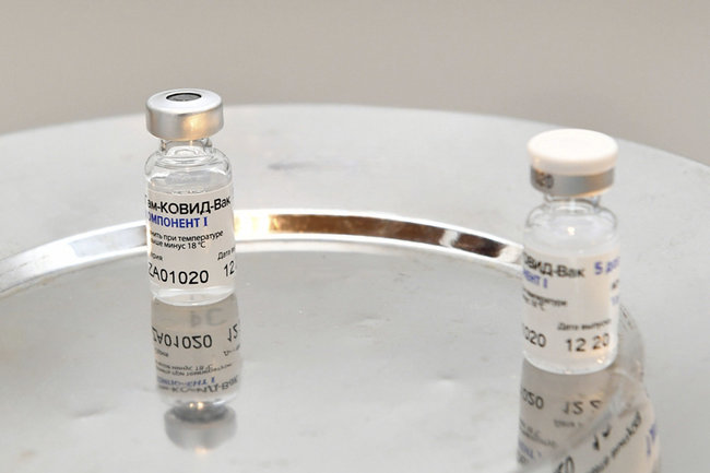 Тюменцам начали впрыскивать вакцину от коронавируса в нос