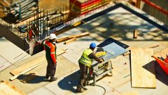 Строителям начали снижать зарплаты из-за обвала продаж