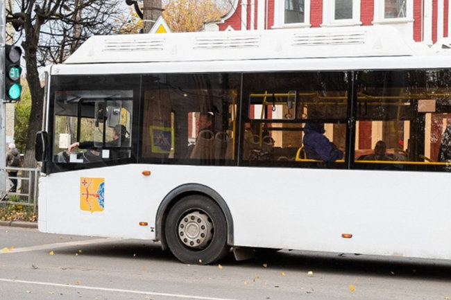Студентам колледжа в Ноябрьске подарили собственный автобус