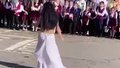 танец у школы в Хабаровске