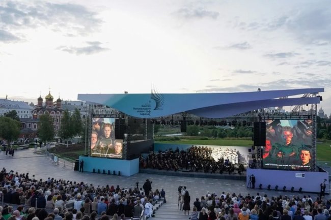 На программe — симфоническая классика, популярные мелодии и марши военных оркестров.