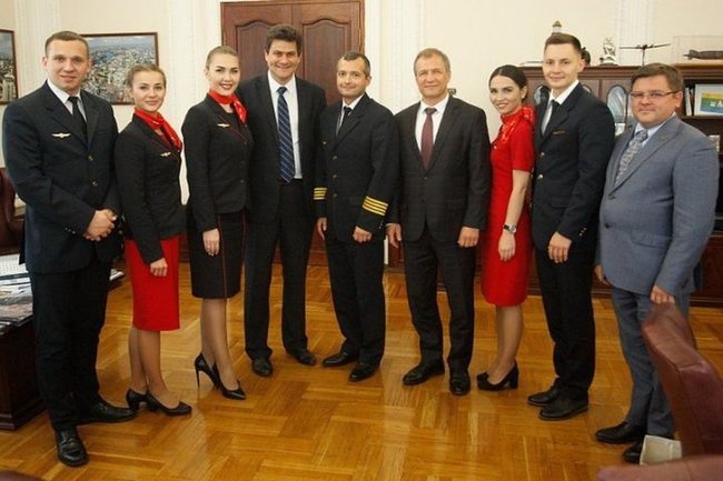 Мэрия Екатеринбурга вручила грамоты экипажу севшего в поле самолета