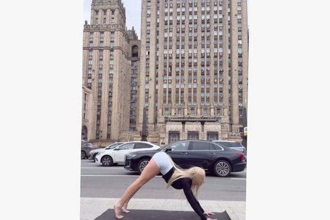 Фитнес-блогерша поразила прохожих, сняв штаны на улице Москвы ради удивительной задумки