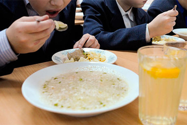 Школьников в Иркутской области обеспечат бесплатным питанием