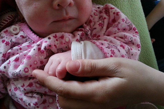 Жительница Омска отдала новорожденную дочь из-за безденежья