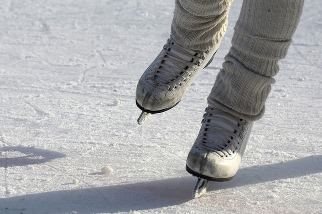 Жители Тюмени повышают себе предновогоднее настроение катанием на коньках и горках