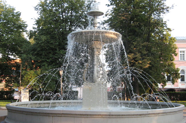 В Симферополе запустили фонтаны после зимнего периода