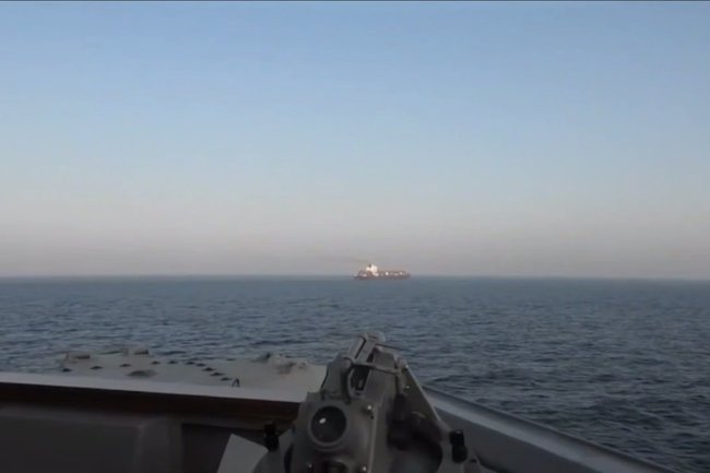 Корабль США атакует иранское судно
